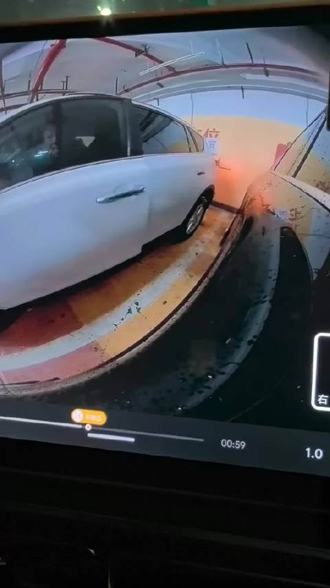 与人方便与己方便，开门的时候把隔壁车当成自己的新车，能解决99%的麻烦