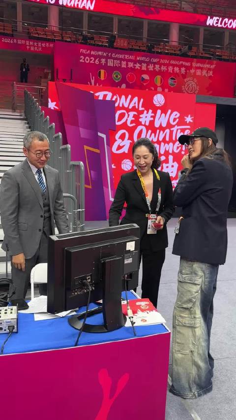 郑薇隋菲菲于嘉赛前合影留念，中国女篮迎战比利时