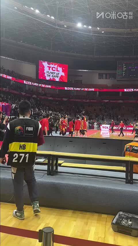 中国女篮不敌比利时，郑薇赛后拥抱全队王思雨落泪