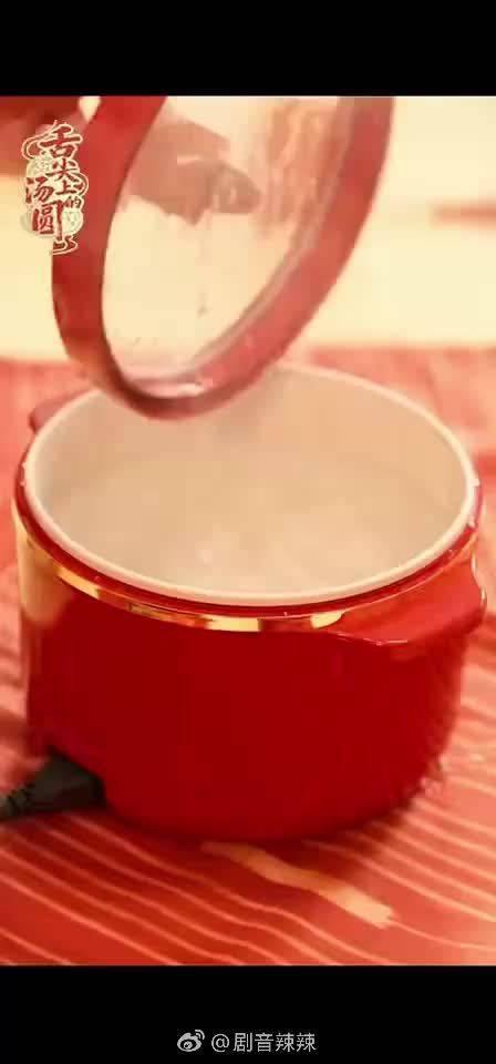周深帮工作人员刮完刮刮乐