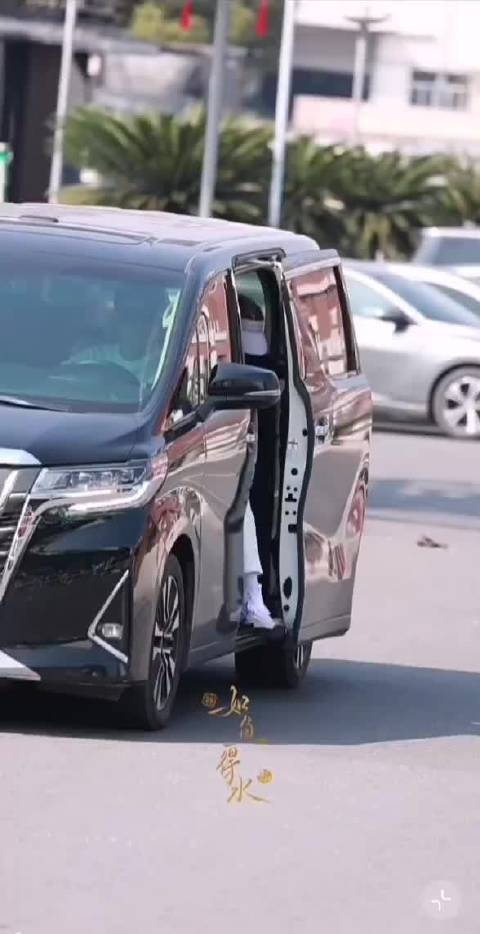 虞书欣《云初令》上班 无袖白背心好凉爽呀提前过夏天了 韩系休闲松弛girl