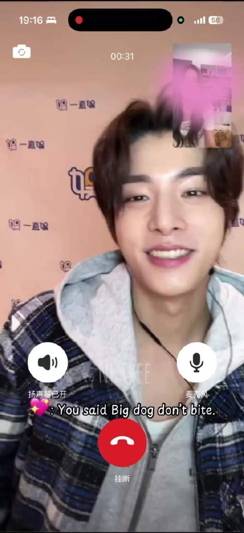 小狗咬坏明信片主人未责备