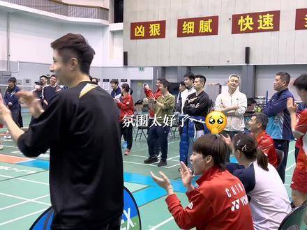 国羽大家庭欢聚时刻洋溢快乐