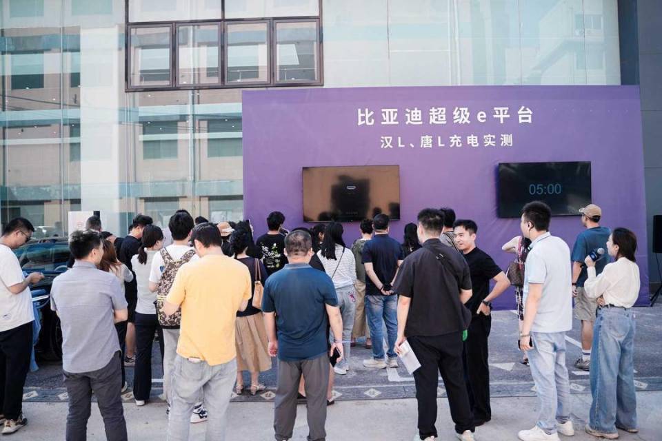 “一首歌,满电!”比亚迪汉L、唐L化身“闪充侠”:5分钟续航400公里,1秒2公里_新闻