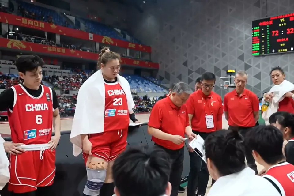 21+6!7分1帽!女篮双塔碾压对手,宫鲁鸣这波战术太神了!