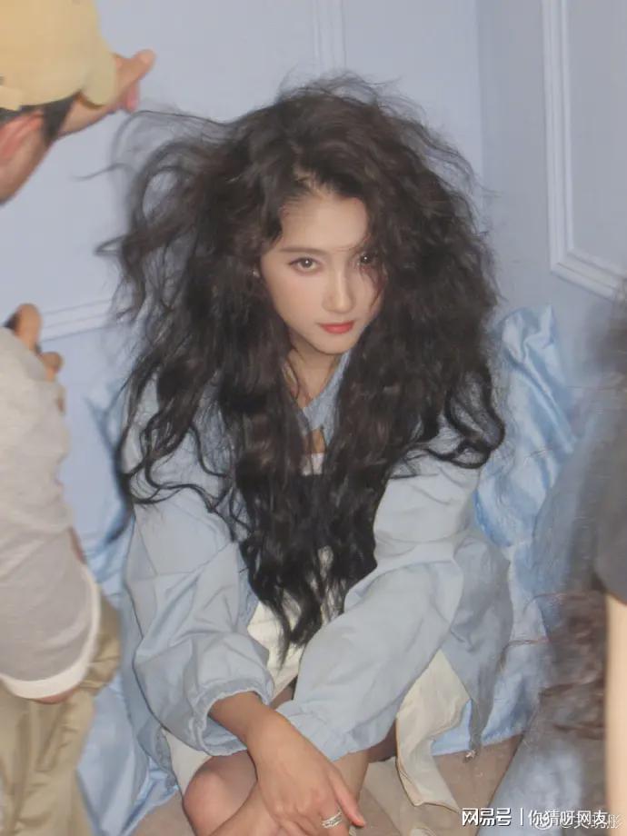 关晓彤27岁写真颠覆“国民闺女”印象！红唇泡面卷显轻熟感