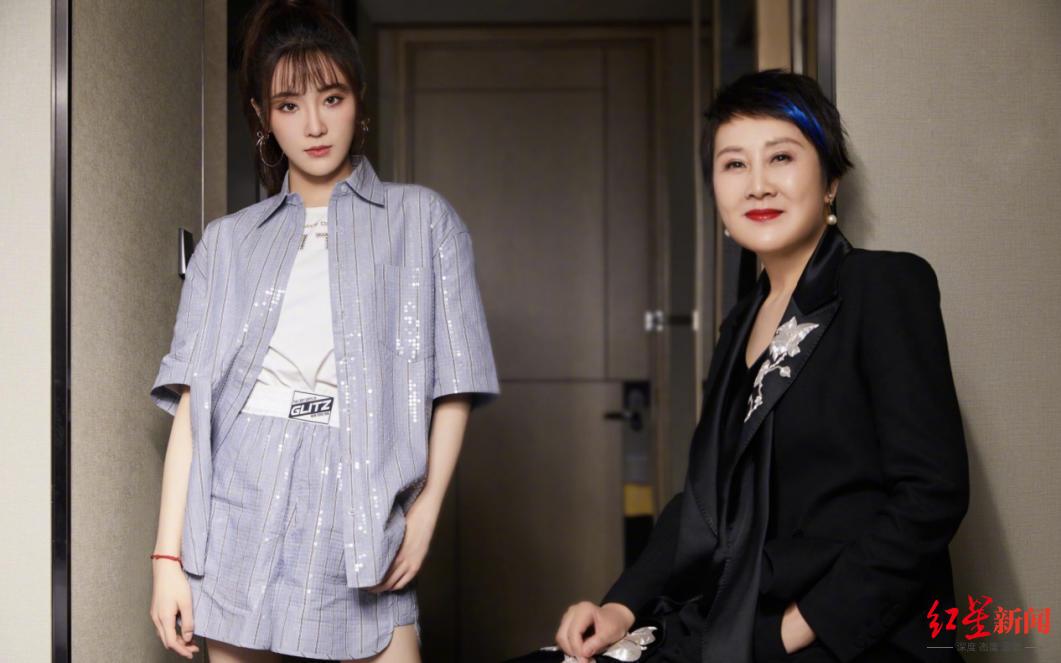 红星专访|“国民妈妈”张凯丽携女儿上综艺:我在妈妈里算个“奇葩”