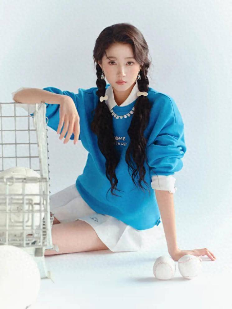 关晓彤蓝衣白裙化身棒球少女，大长腿吸睛美出圈! - 360娱乐