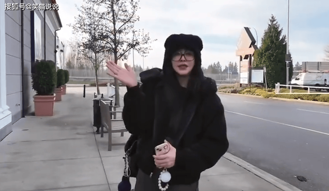 59岁王祖贤首晒个人vlog：针织帽黑框眼镜好有时尚范，自曝吃素食十几年