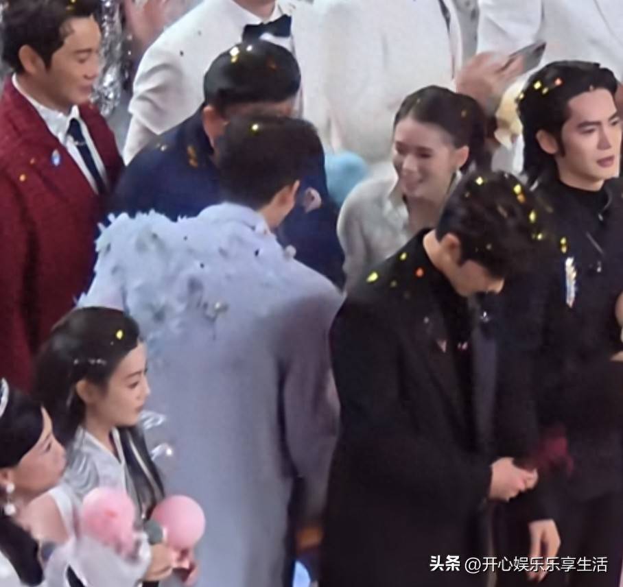 跨年夜大型追星现场，陈芋汐与王安宇合照，严浩翔拥抱王嘉尔