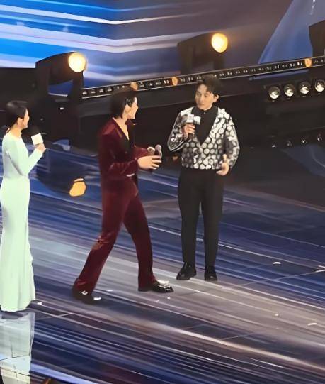 向佐表演功夫动作差点踢到主持人，本人发文道歉