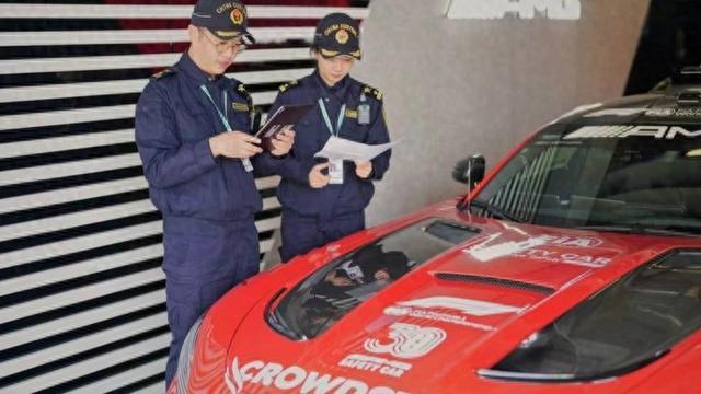 极限5天！F1赛车“跳”下飞机直冲赛道，上海海关这波操作太硬核
