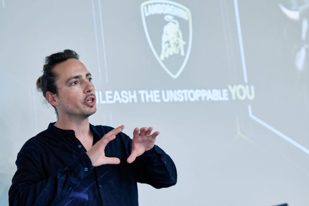 小米真把保时捷taycan设计师挖来了