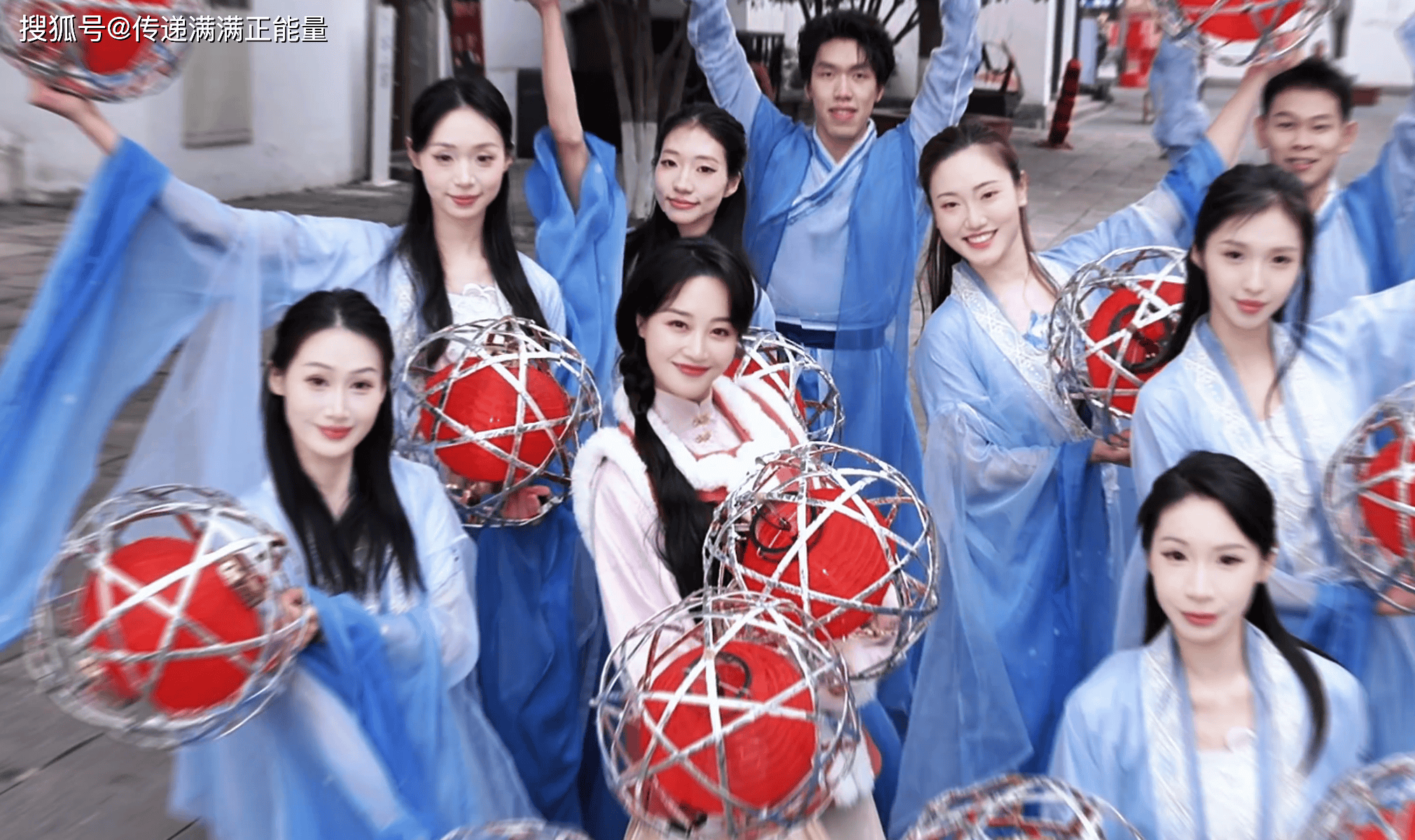 1个镜头，发现蓝盈莹舞蹈里藏着的年味秘密