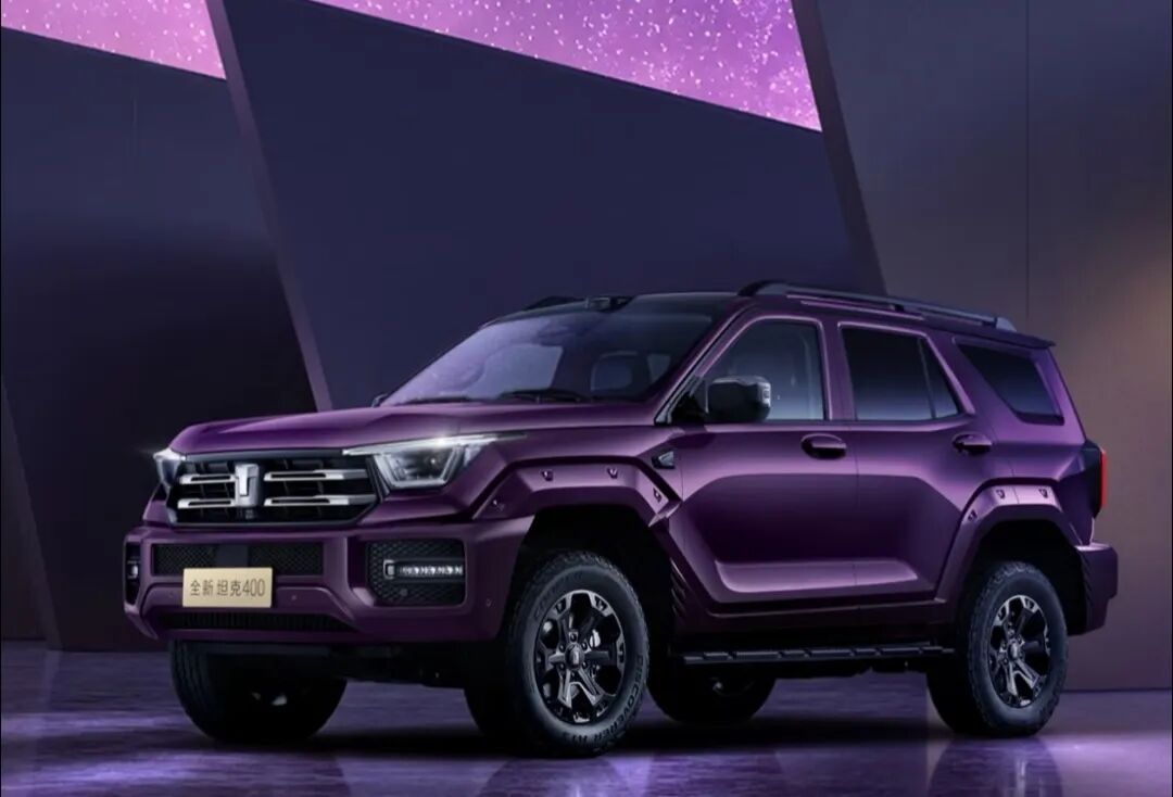 30万级硬派SUV杀疯了!方程豹双车破续航纪录,坦克400凭4.3秒加速硬刚