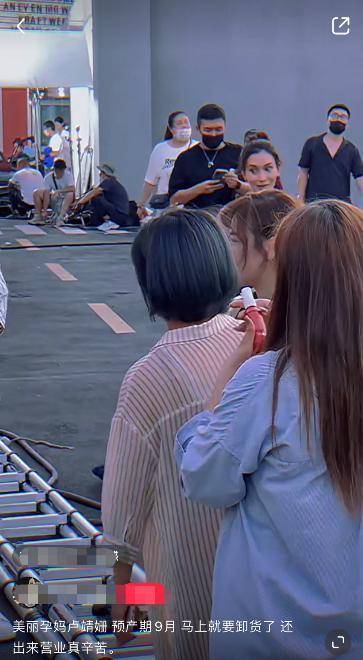 37岁卢靖姗挺孕肚工作，踩高跟鞋穿拖地裙，网友：太敬业了！