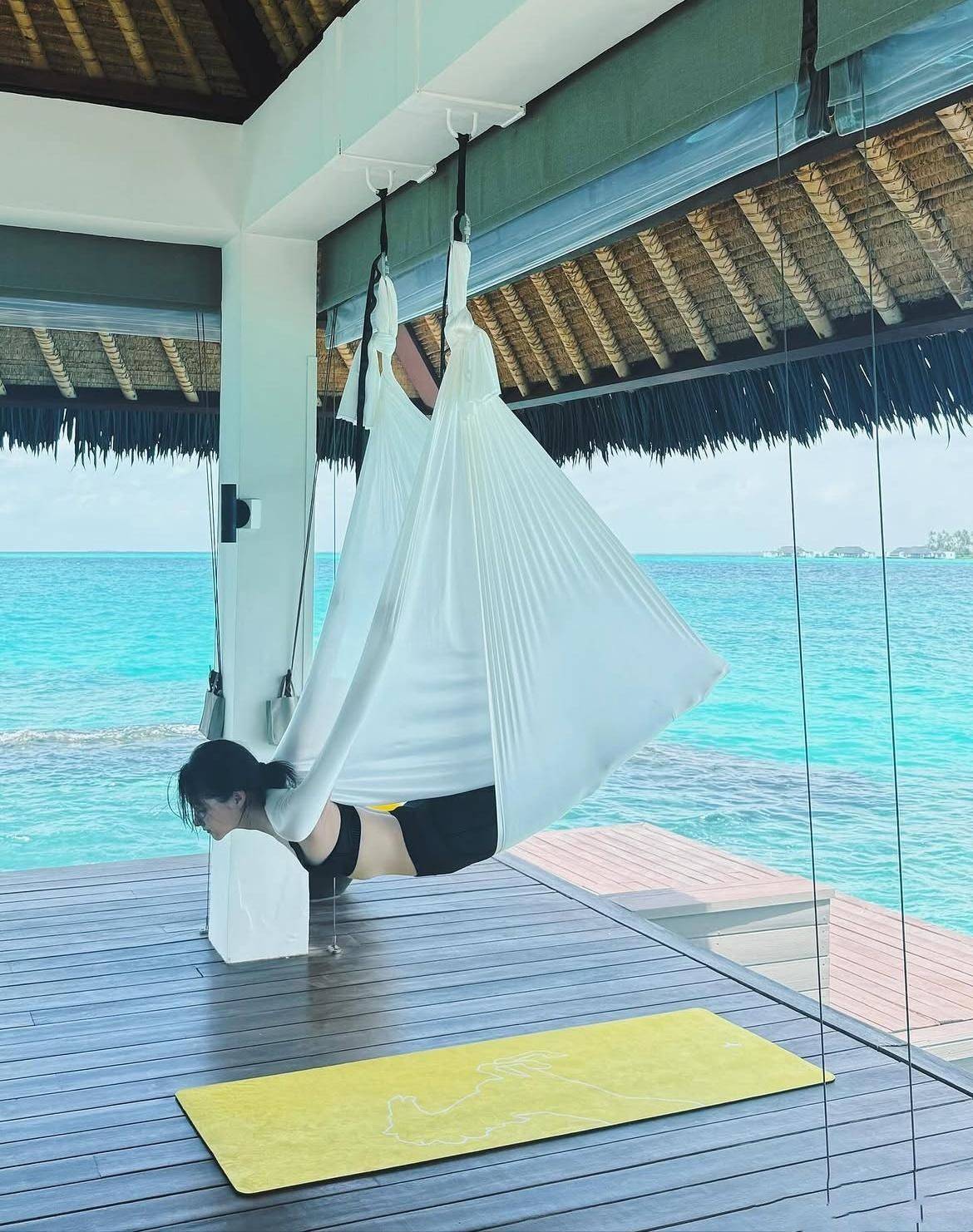 关晓彤分手后放飞自我，酒吧买醉大胆晒比基尼照，8年感情终成空