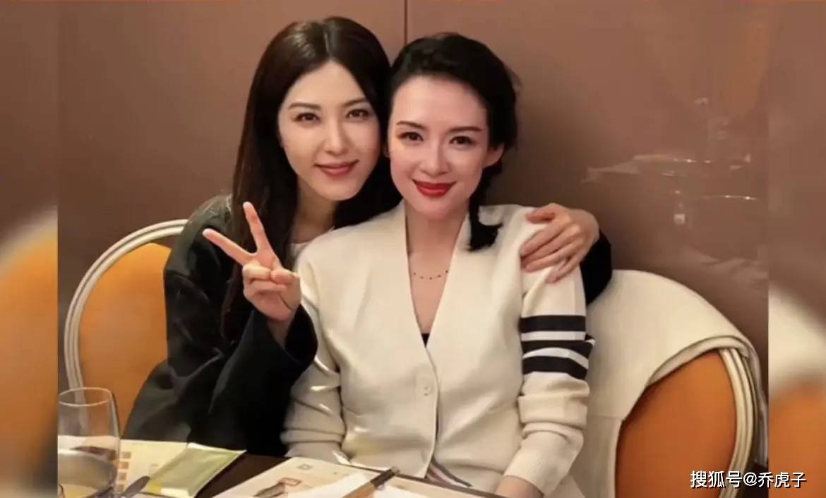 章子怡机场偶遇曾黎，中戏两大美人同框引回忆杀