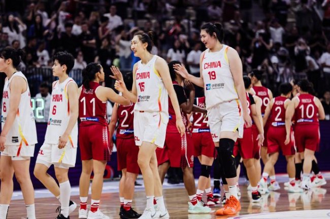 中国女篮首战告捷，新一代移动长城已就位！内线统治力初显