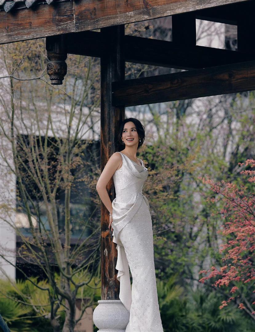 41岁卢靖姗春天遛娃,她穿吊带长裙好漂亮!与二胎儿子同框超有爱