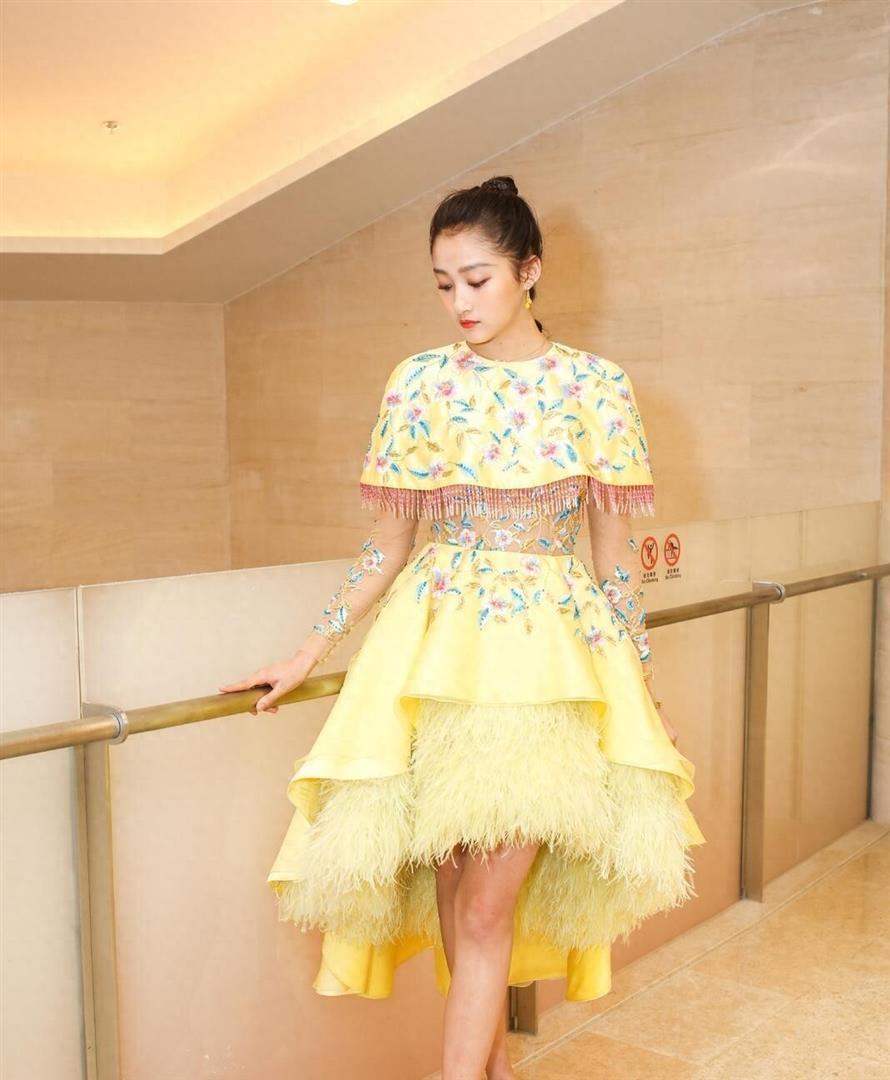 关晓彤，高扎发髻米色裙子水晶高跟鞋，甜美可爱