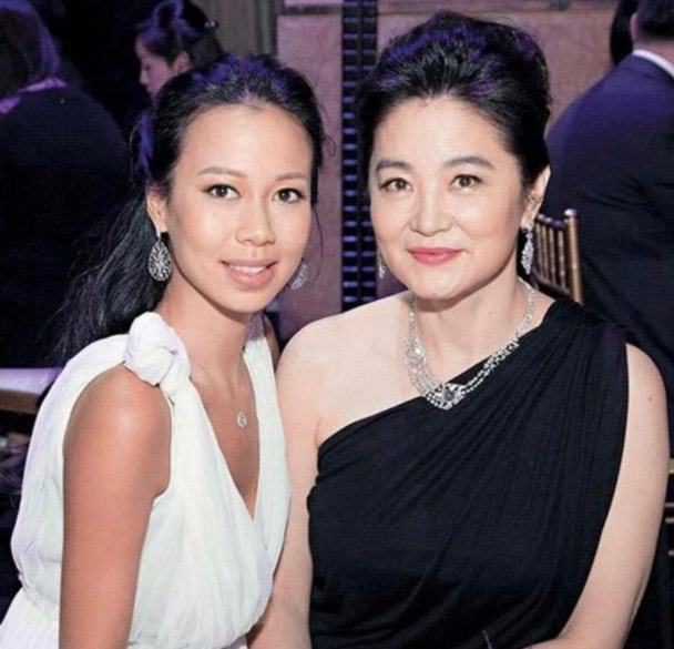 林青霞继女为好友庆生,站在曾昭怡身后五官小一圈,大眼睛像生母