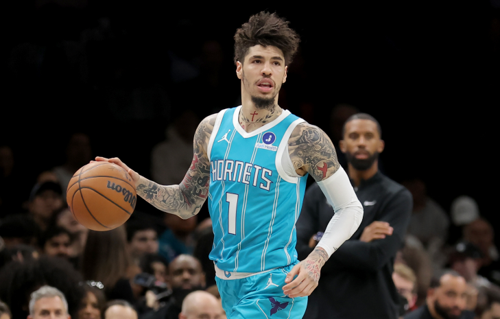 拉梅洛·鲍尔成黄蜂队史第三位多赛季命中200+三分的球员