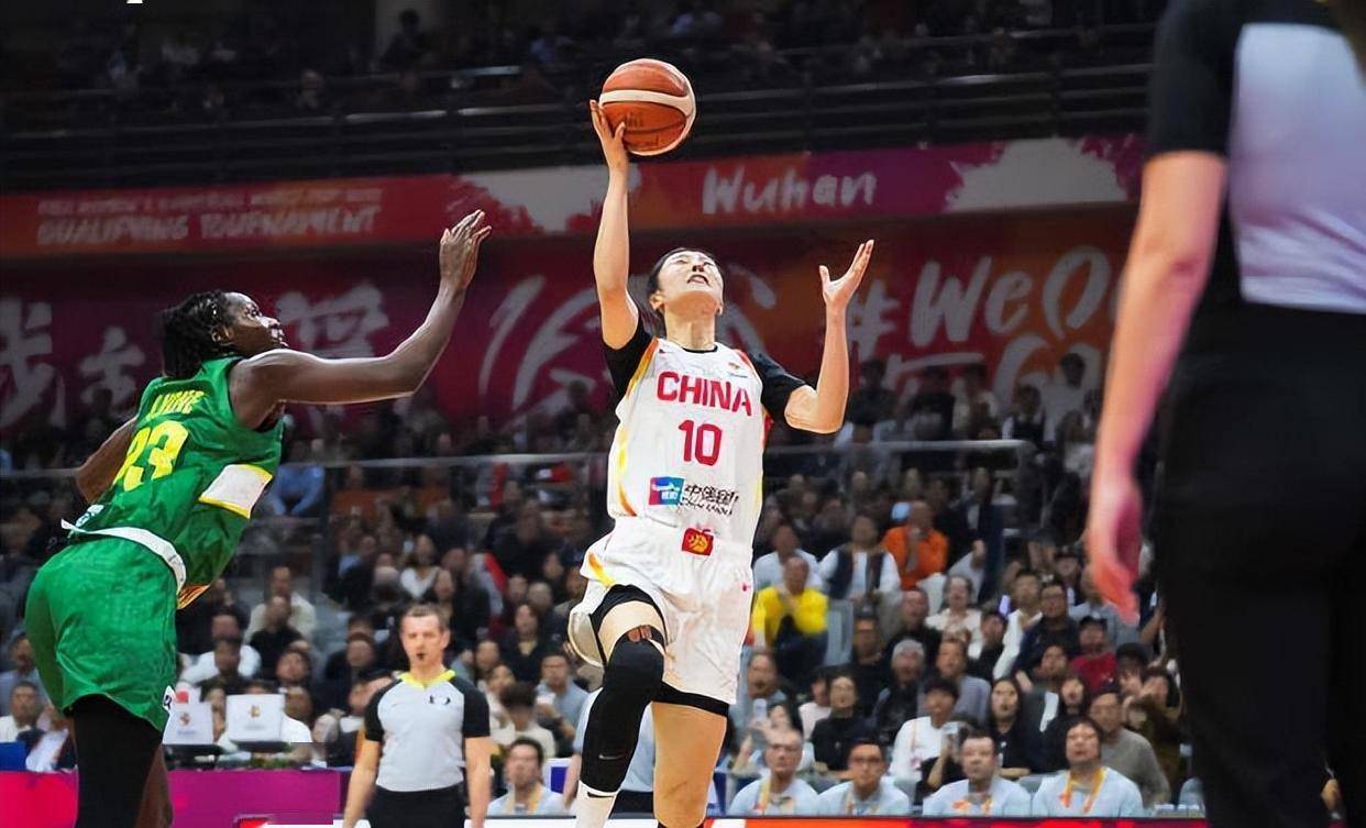 中国女篮首秀逆转13分!郑薇点评一针见血，没想到韩旭赛后竟这么说_马里队_比赛_李月