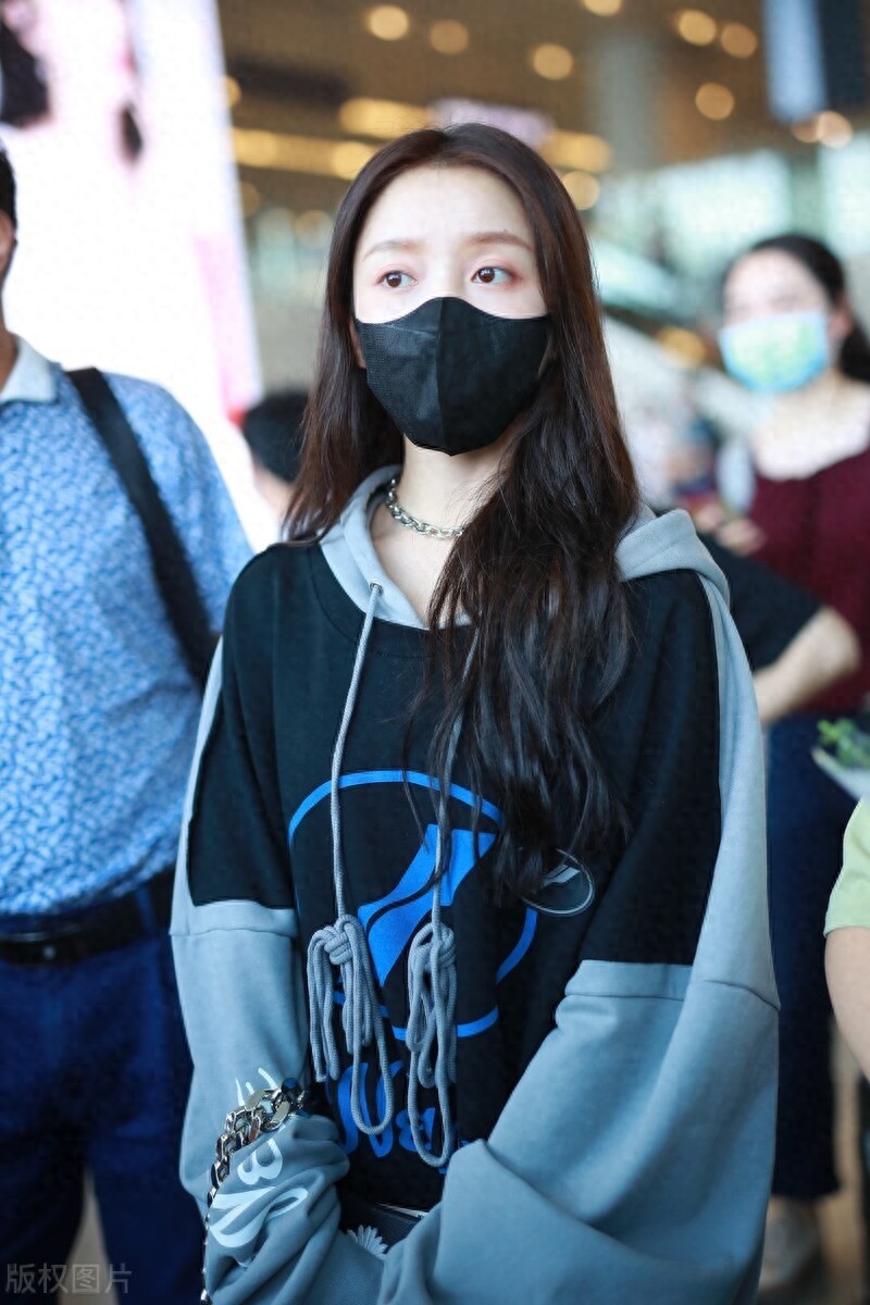 姜贞羽现身虹桥机场,网友评论,这不就是变白变瘦后的关晓彤?
