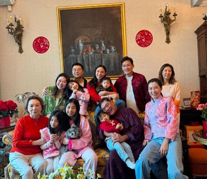 何超琼干女儿庆生,林青霞继女邢嘉倩到场,李嘉颖也在看起来好美