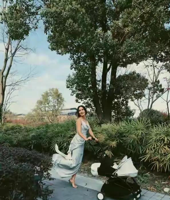 41岁卢靖姗春天遛娃!穿银色礼裙配高跟鞋推婴儿车,二胎儿子好乖