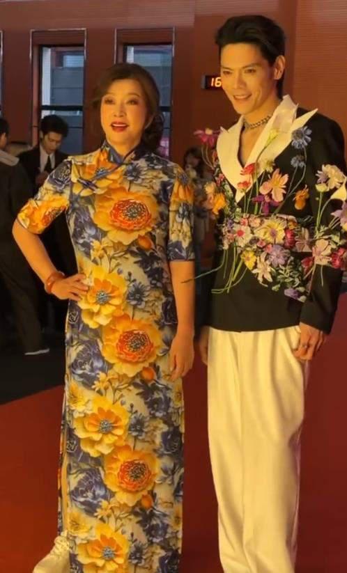 75岁刘晓庆穿开叉印花旗袍亮相红毯，与向佐意外撞衫被网友调侃“穿情侣装”_ZAKER新闻