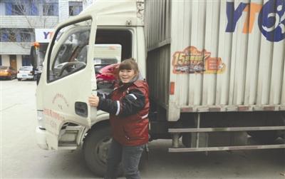 北大新闻系才女回乡做快递员:可扛百斤快件(图)-中国新闻网