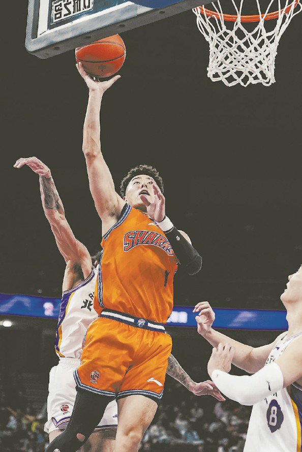 李添荣在比赛中上篮 记者 李铭珅 摄