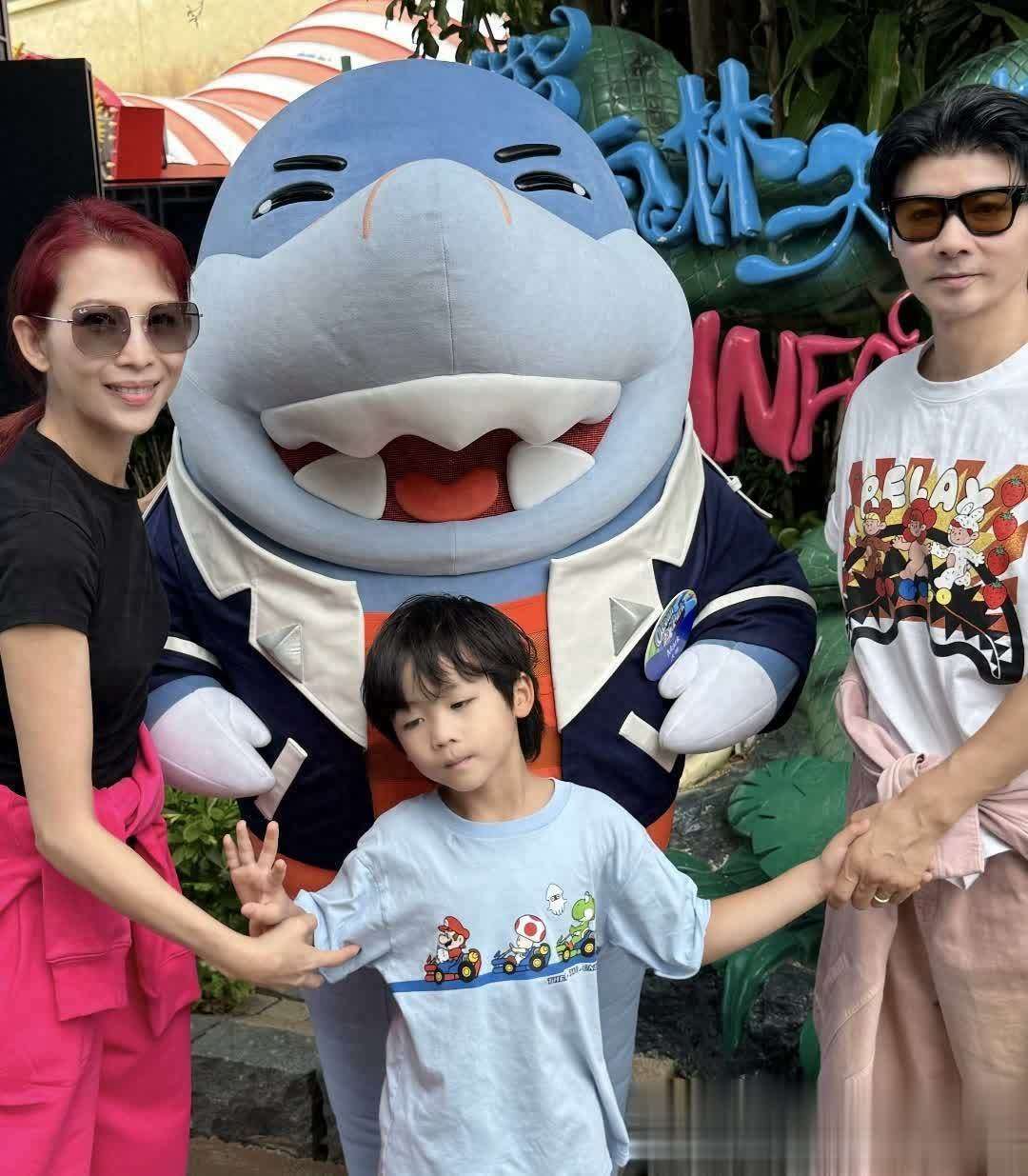 蔡少芬张晋为6岁儿子庆生，俩女儿似双胞胎，一家五口共用脸