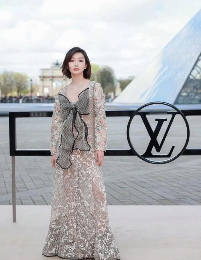 刘亦菲周冬雨LV大秀同框，风格迥异惊艳巴黎