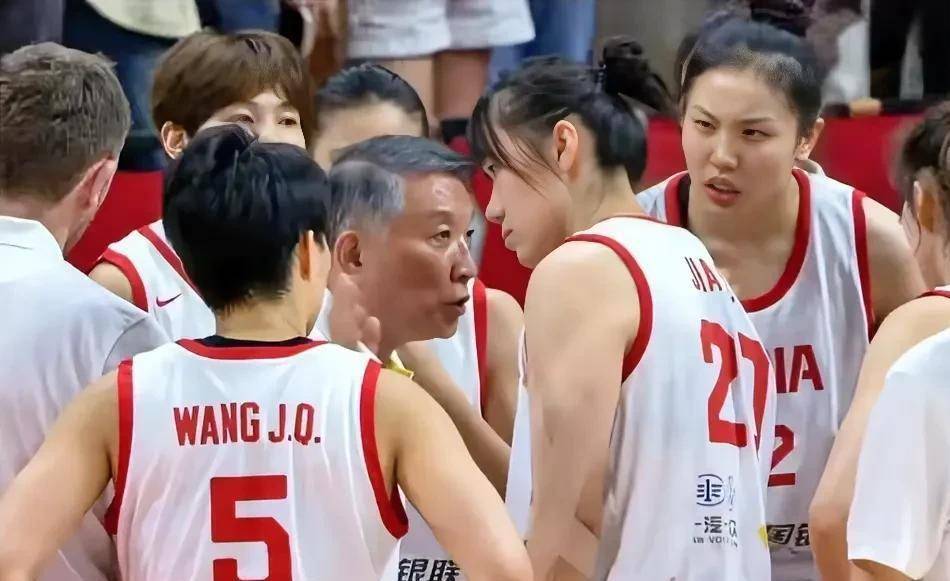 中国女篮今晚将迎战捷克队，韩旭、李月汝能否出战？宫鲁鸣很纠结