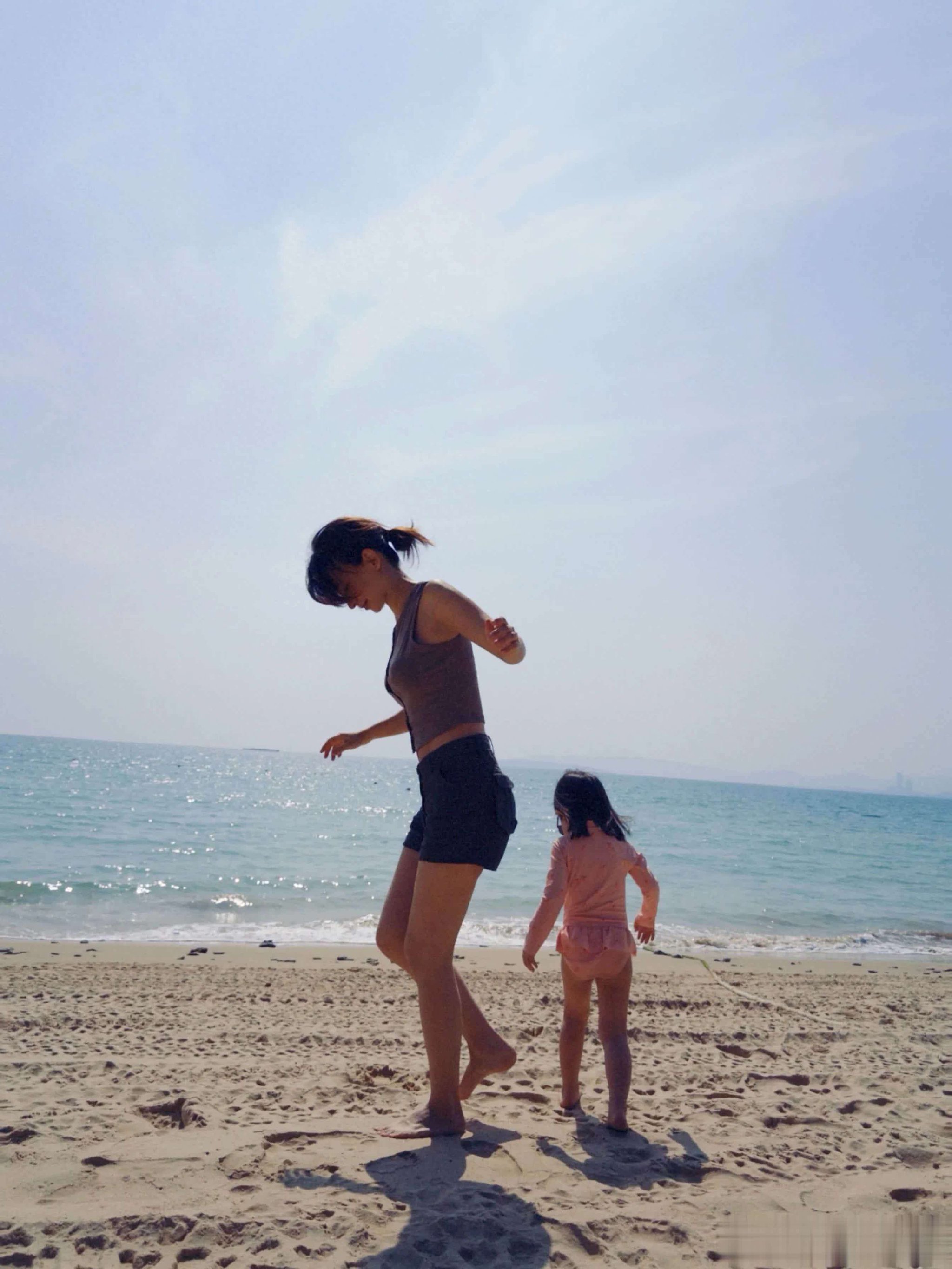 卢靖姗晒带娃出游照，画面温馨超有爱