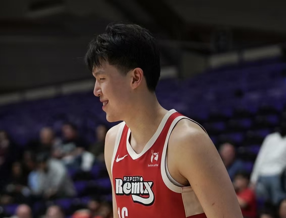 杨瀚森迎里程碑之夜！轰31+8+3致敬姚明，带伤出战仍能降维打击！