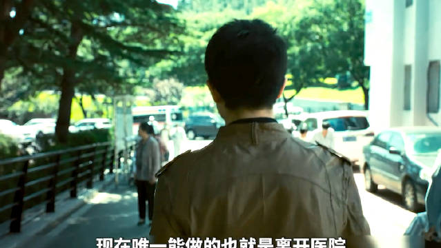 黑老大出狱后到酒店打工，却不料第一天就有小混混来闹... l