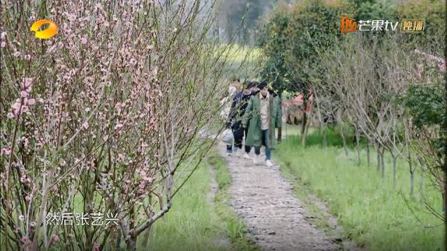 张艺兴彭昱畅带妹妹划船结果人都被漂走了，何炅急死了黄磊还没事