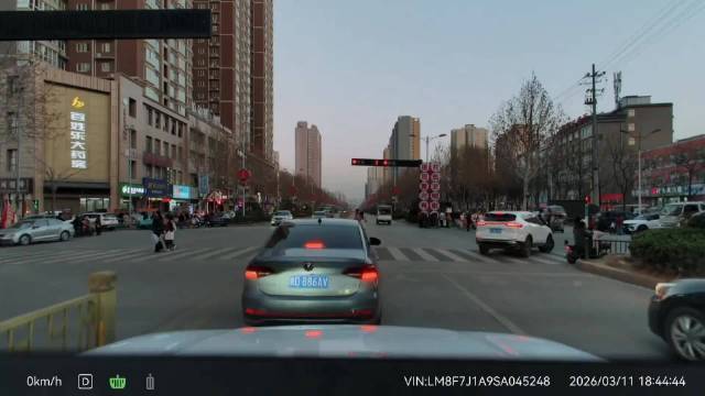 都怪视频车起步慢了