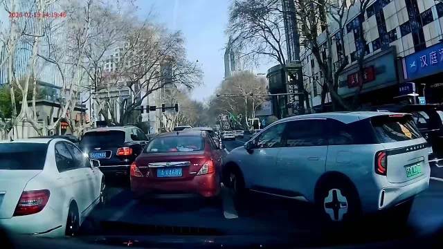 网友：两台车开斗气车，旁边的宾利无辜躺枪，这种情况怎么赔付？