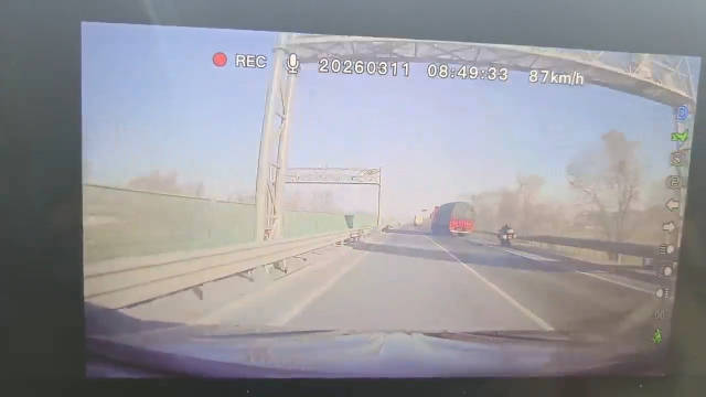 摩托车与半挂车斗气驾驶引关注