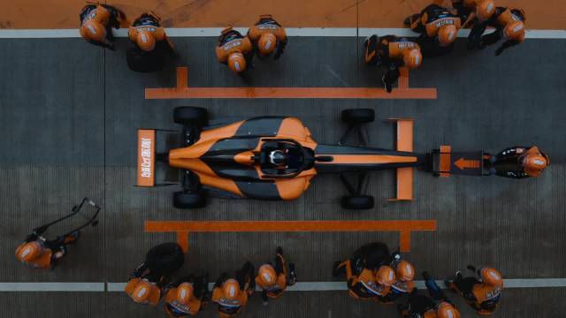 淘宝闪购F1主题TVC亮相上海街头，骑手服撞脸迈凯伦车队