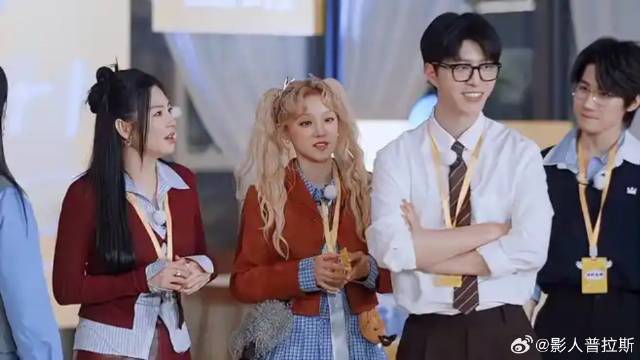 被五个男人围着转 不料张雨绮还嫌不够，毕竟是大美女！