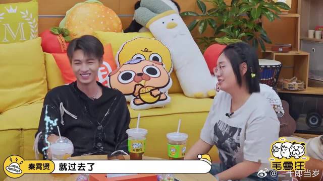 秦霄贤控诉王鹤棣丁程鑫泼水太狠！打在脸上巨疼，太狠了