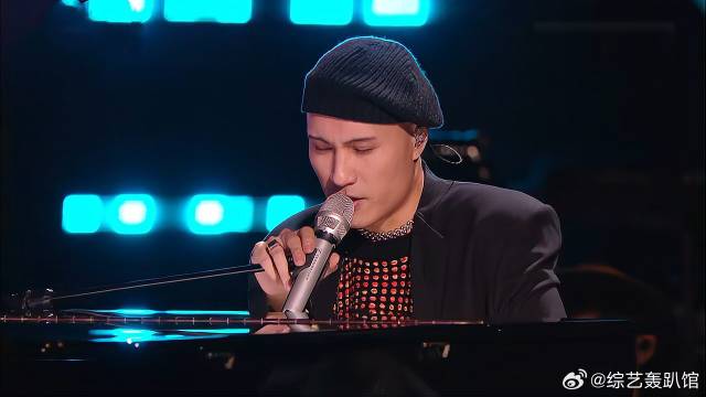 开口跪！黄宣钢琴弹唱《小镇姑娘》，丝毫不输原唱陶喆！