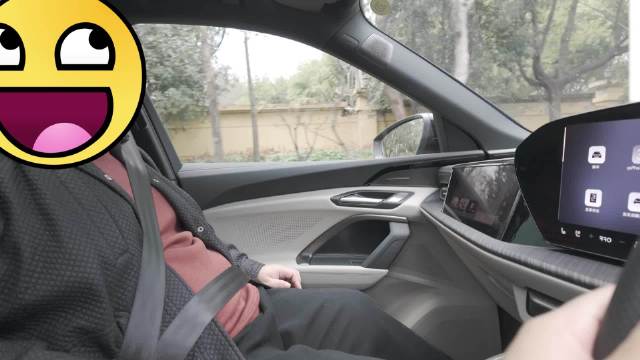 奥迪Q5L行驶中副驾门可开引安全担忧