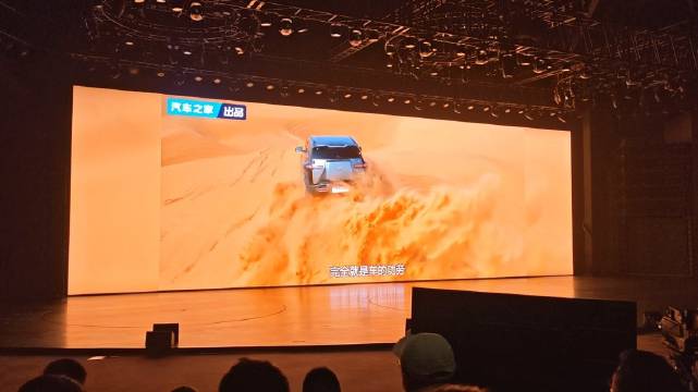 太强了，方程豹钛3闪充版车型，在沙漠里也能进行刷锅表演！